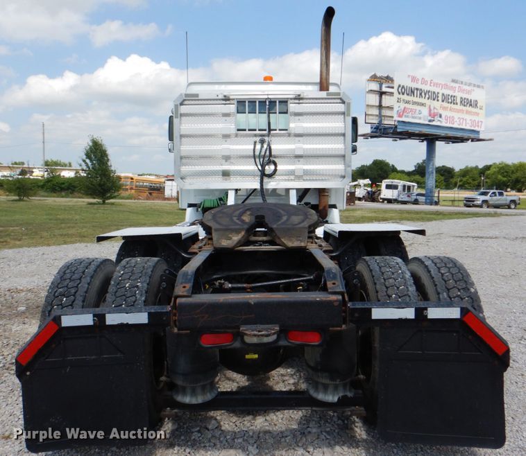 image for item HT9318 2003 Volvo VN  semi truck