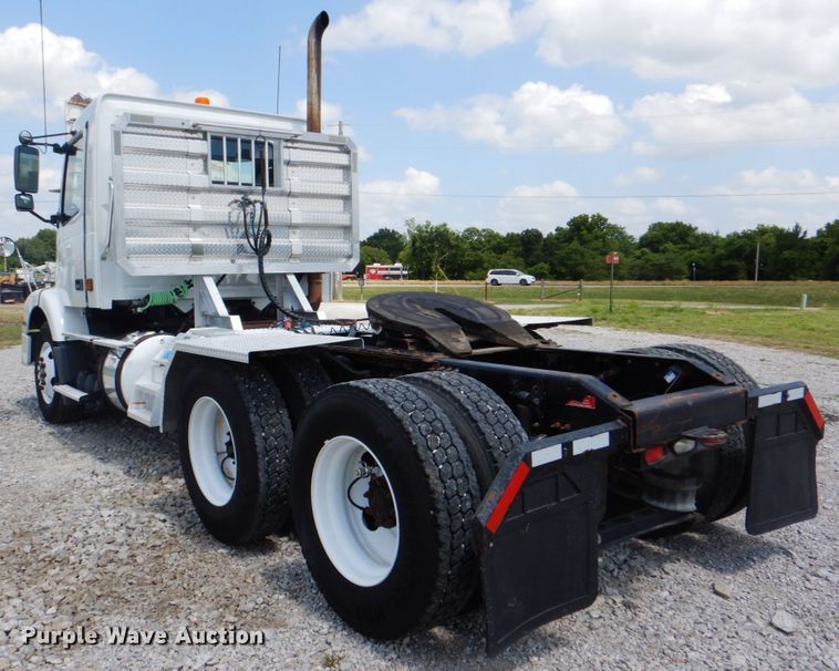 image for item HT9318 2003 Volvo VN  semi truck