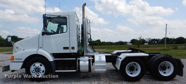 image for item HT9318 2003 Volvo VN  semi truck