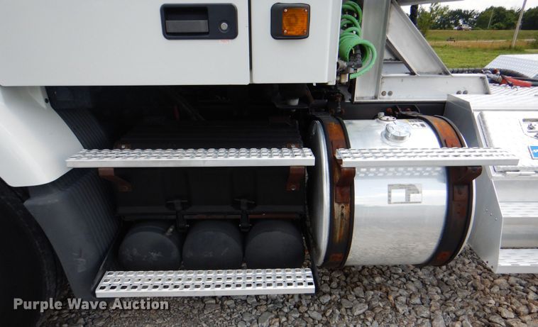 image for item HT9318 2003 Volvo VN  semi truck