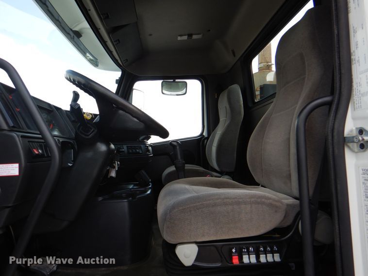 image for item HT9318 2003 Volvo VN  semi truck