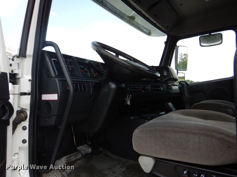 image for item HT9318 2003 Volvo VN  semi truck