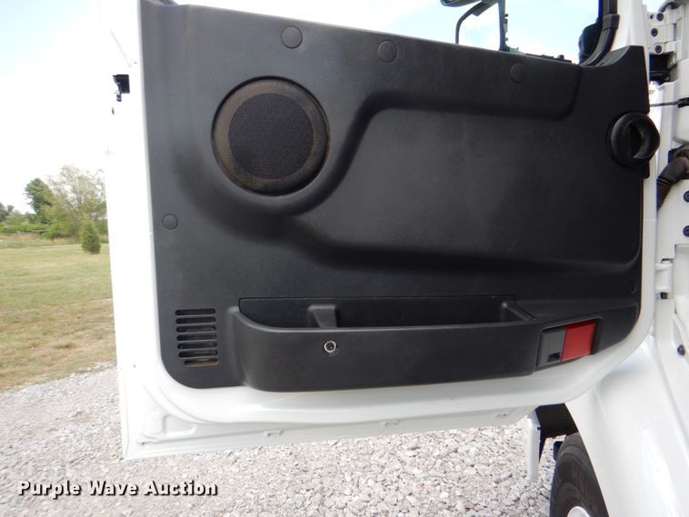 image for item HT9318 2003 Volvo VN  semi truck