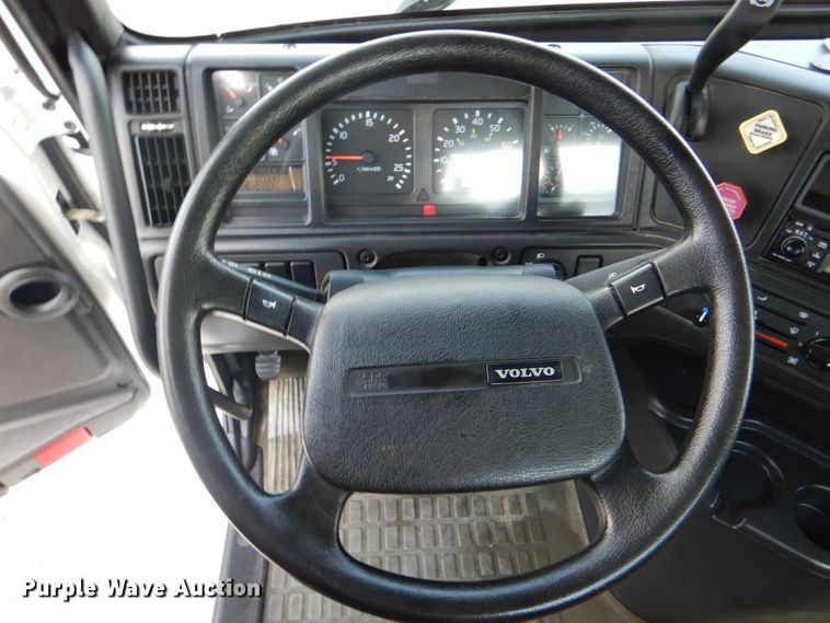 image for item HT9318 2003 Volvo VN  semi truck