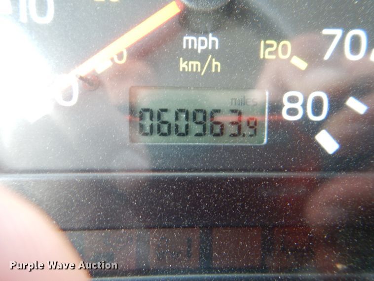 image for item HT9318 2003 Volvo VN  semi truck