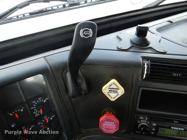 image for item HT9318 2003 Volvo VN  semi truck