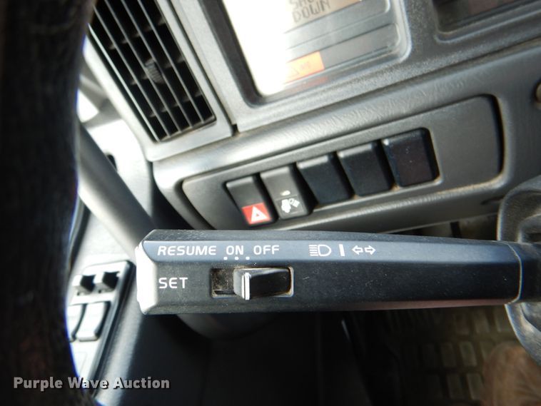 image for item HT9318 2003 Volvo VN  semi truck