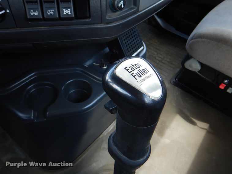 image for item HT9318 2003 Volvo VN  semi truck