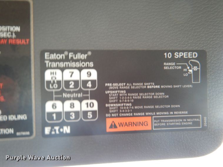 image for item HT9318 2003 Volvo VN  semi truck