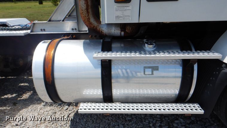 image for item HT9318 2003 Volvo VN  semi truck