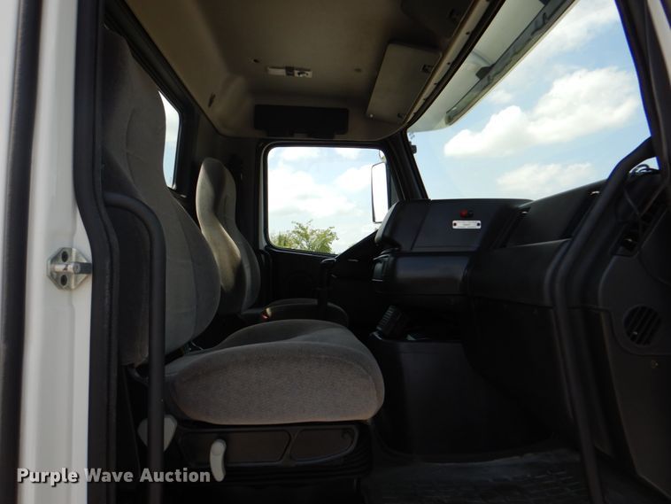 image for item HT9318 2003 Volvo VN  semi truck