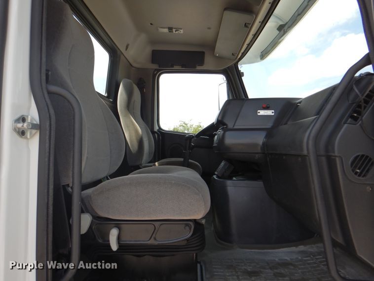 image for item HT9318 2003 Volvo VN  semi truck