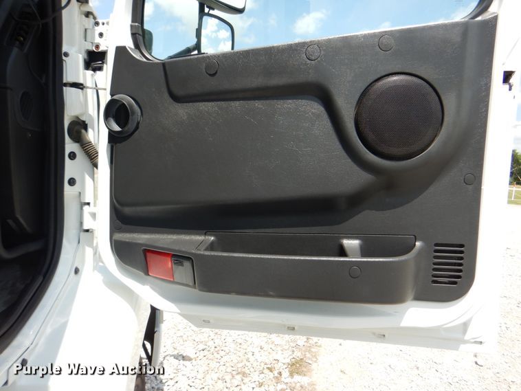 image for item HT9318 2003 Volvo VN  semi truck