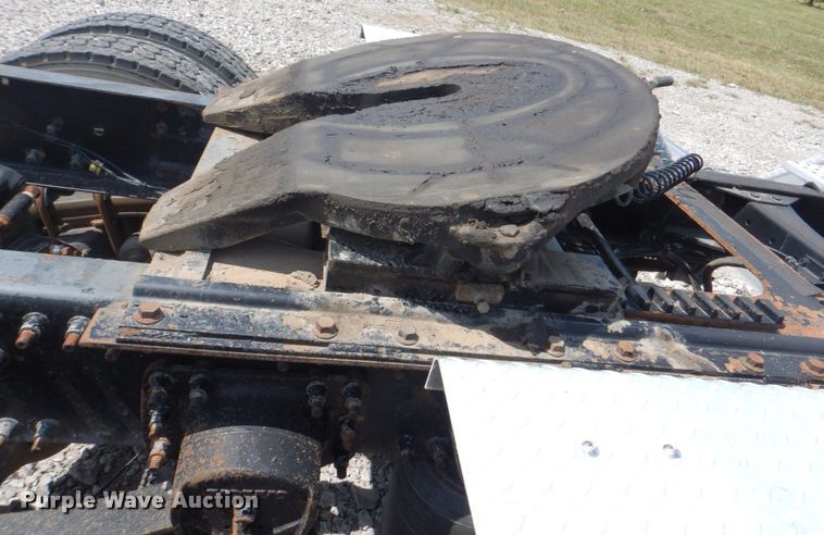 image for item HT9318 2003 Volvo VN  semi truck