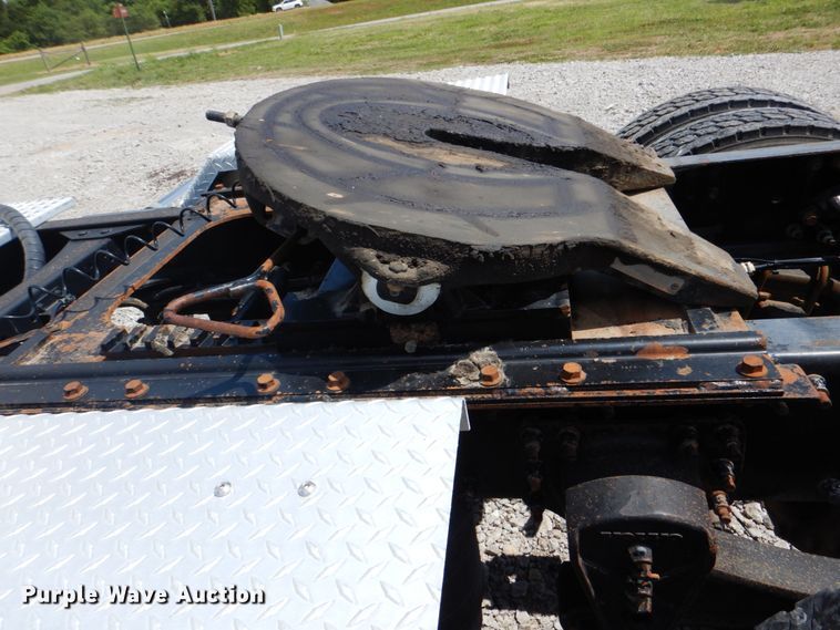 image for item HT9318 2003 Volvo VN  semi truck