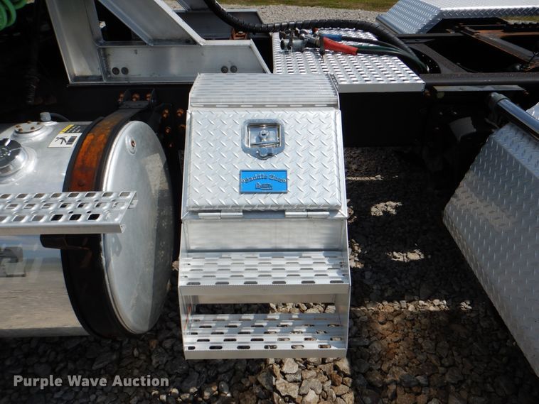 image for item HT9318 2003 Volvo VN  semi truck