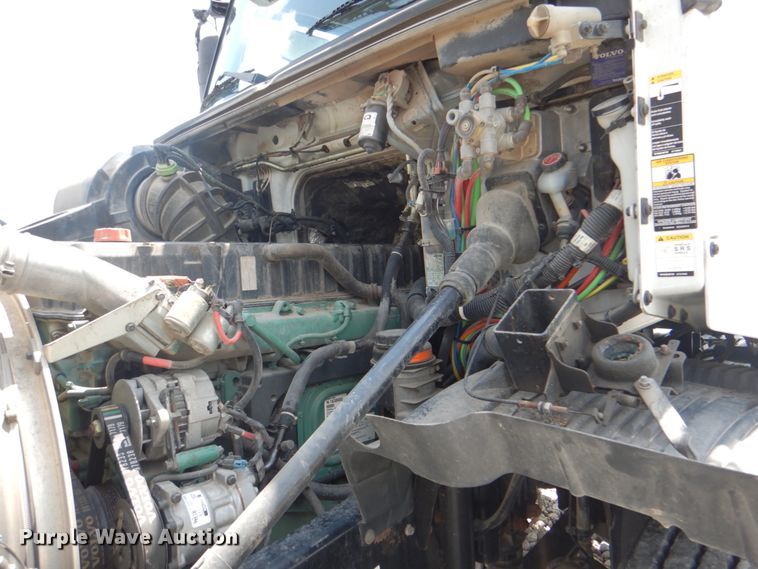 image for item HT9318 2003 Volvo VN  semi truck