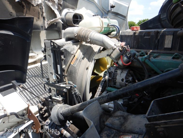 image for item HT9318 2003 Volvo VN  semi truck