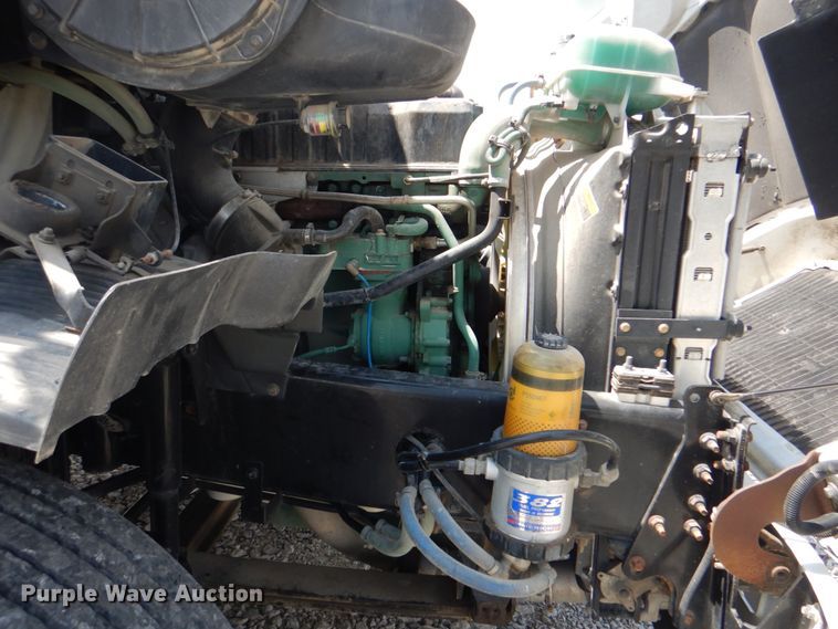 image for item HT9318 2003 Volvo VN  semi truck