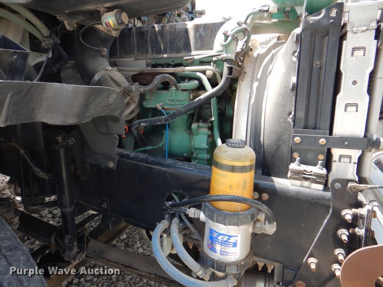 image for item HT9318 2003 Volvo VN  semi truck