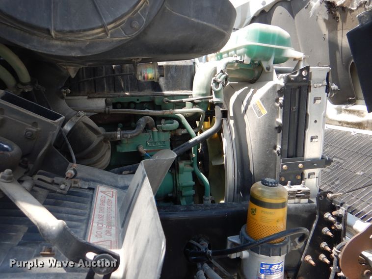 image for item HT9318 2003 Volvo VN  semi truck