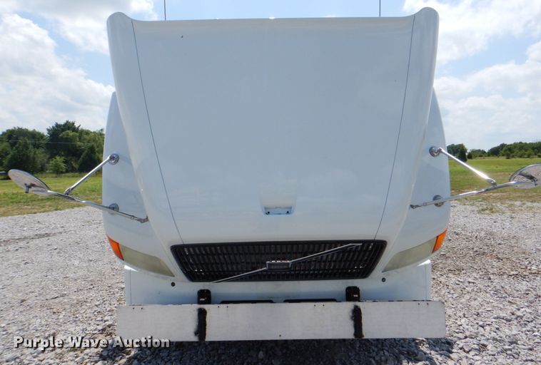 image for item HT9318 2003 Volvo VN  semi truck