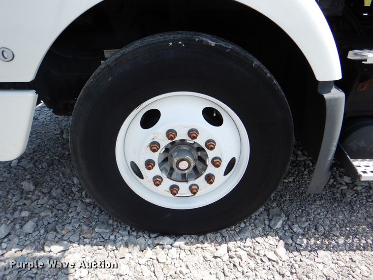 image for item HT9318 2003 Volvo VN  semi truck