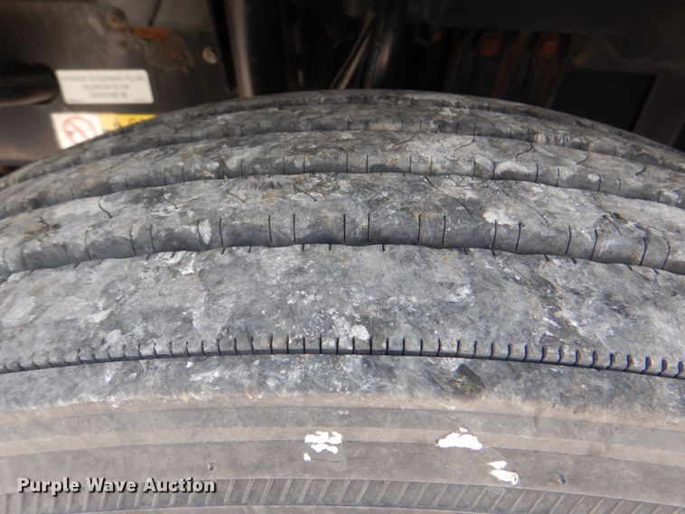 image for item HT9318 2003 Volvo VN  semi truck