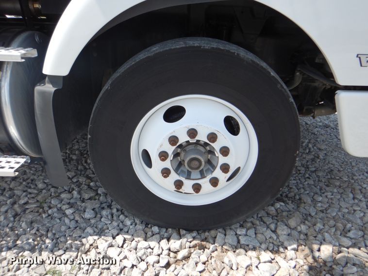 image for item HT9318 2003 Volvo VN  semi truck