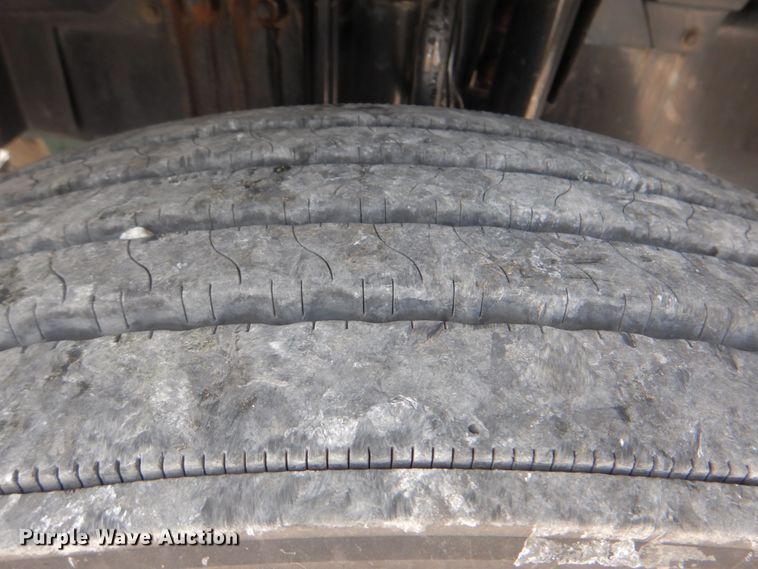 image for item HT9318 2003 Volvo VN  semi truck