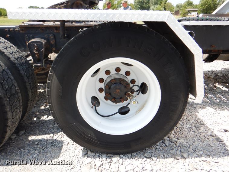 image for item HT9318 2003 Volvo VN  semi truck