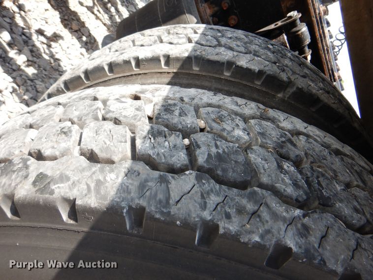 image for item HT9318 2003 Volvo VN  semi truck