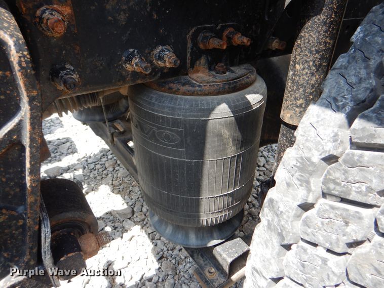 image for item HT9318 2003 Volvo VN  semi truck