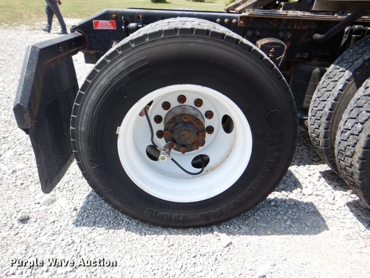 image for item HT9318 2003 Volvo VN  semi truck