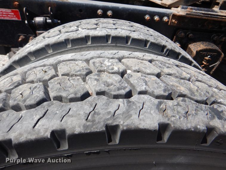 image for item HT9318 2003 Volvo VN  semi truck