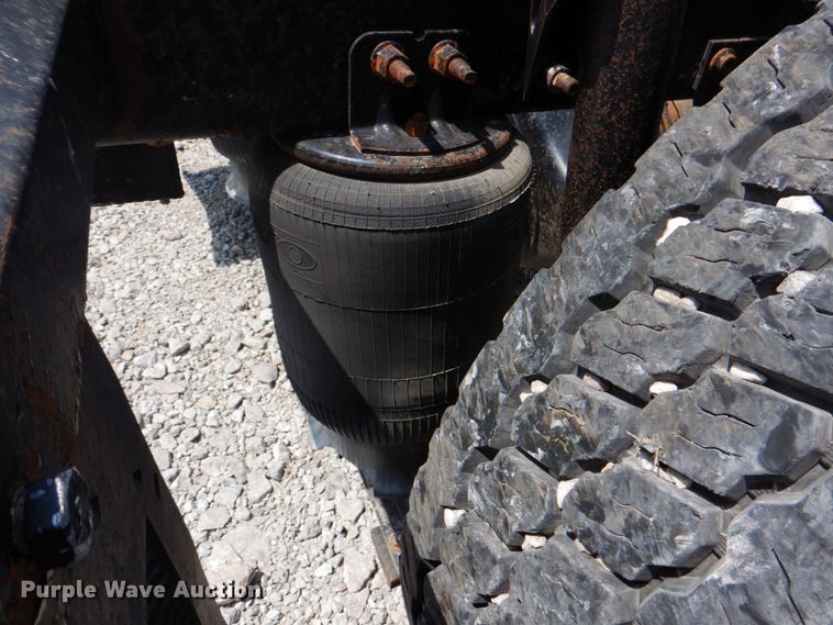 image for item HT9318 2003 Volvo VN  semi truck