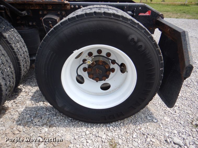 image for item HT9318 2003 Volvo VN  semi truck