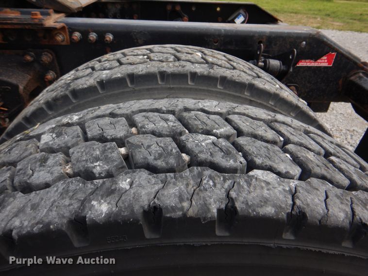 image for item HT9318 2003 Volvo VN  semi truck