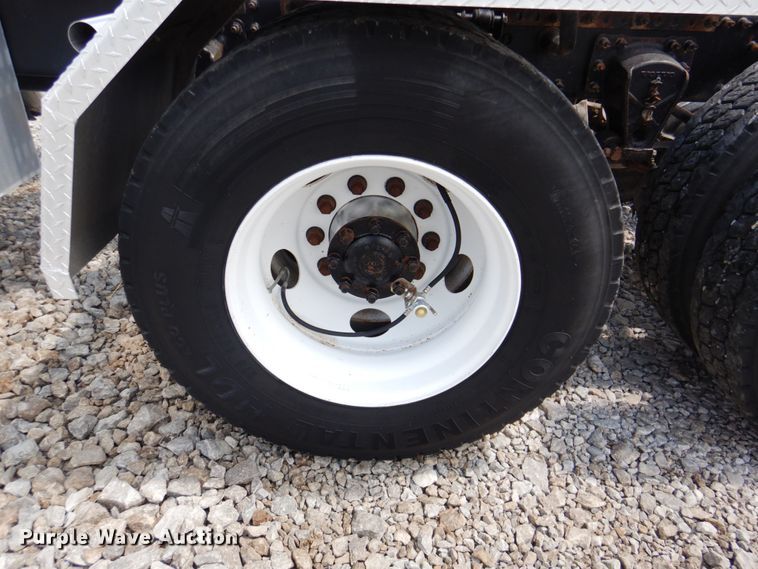 image for item HT9318 2003 Volvo VN  semi truck