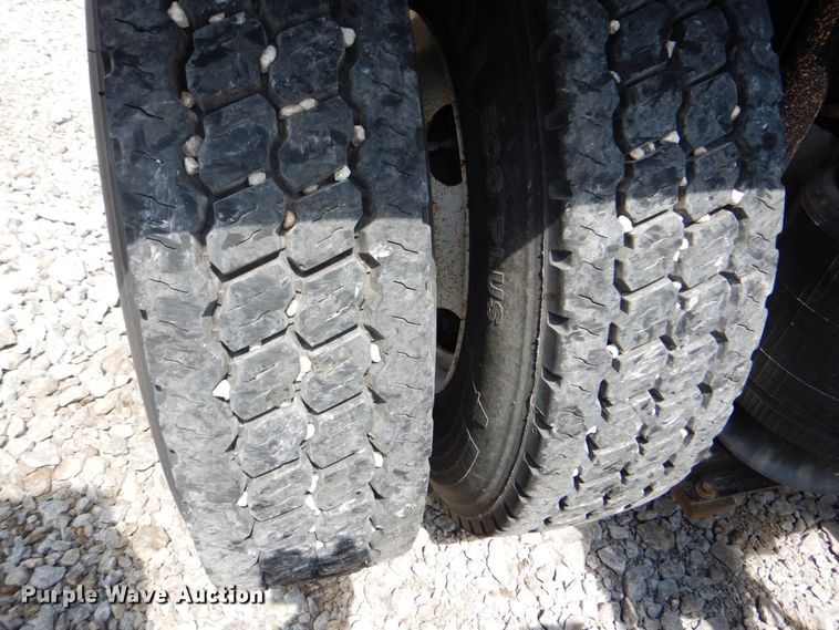 image for item HT9318 2003 Volvo VN  semi truck