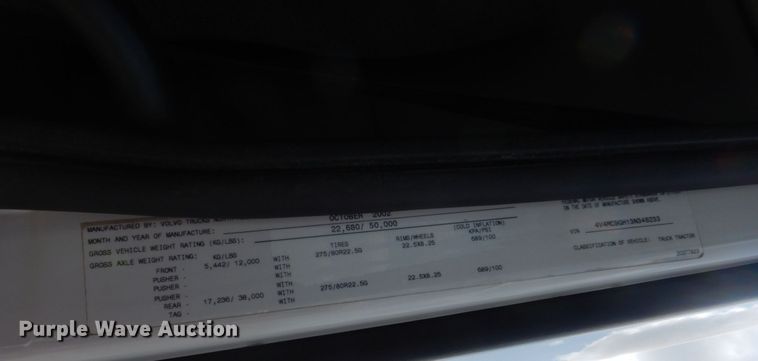 image for item HT9318 2003 Volvo VN  semi truck