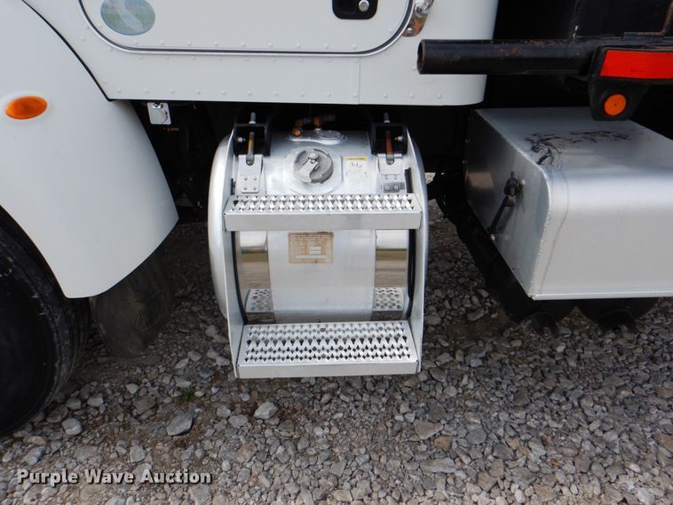 image for item HX9219 2010 Peterbilt 335  winch truck