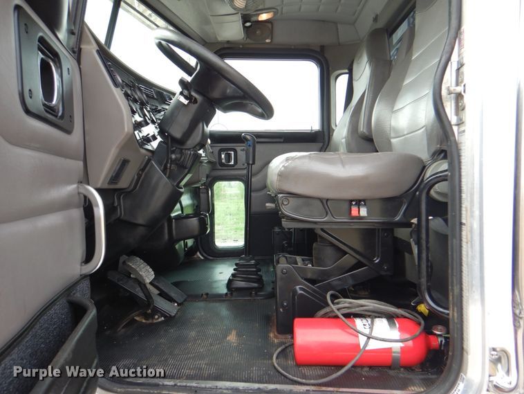 image for item HX9219 2010 Peterbilt 335  winch truck