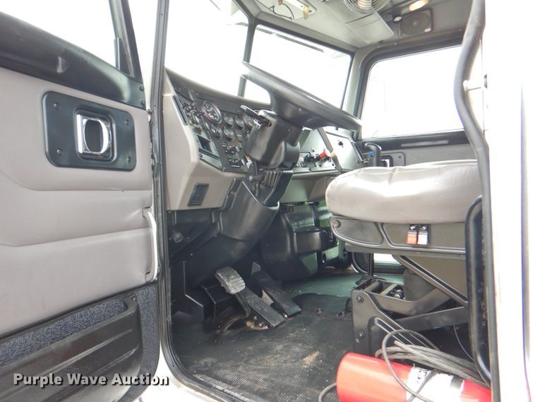 image for item HX9219 2010 Peterbilt 335  winch truck