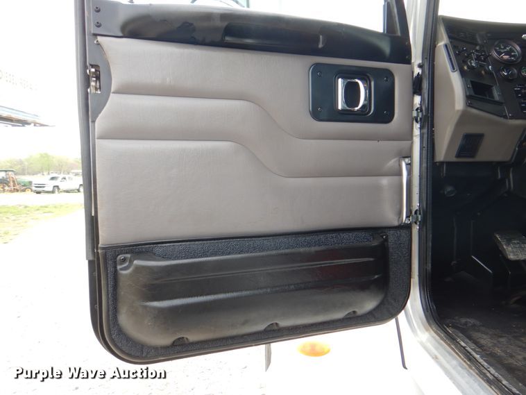 image for item HX9219 2010 Peterbilt 335  winch truck