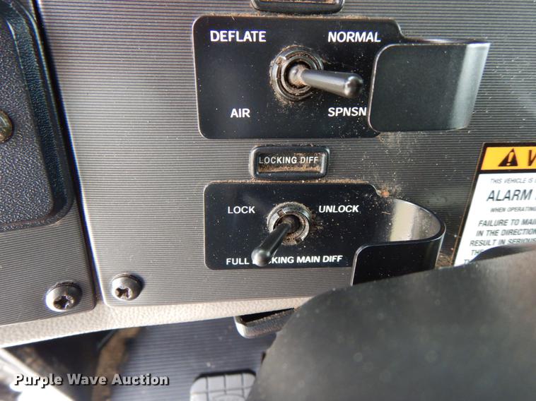 image for item HX9219 2010 Peterbilt 335  winch truck