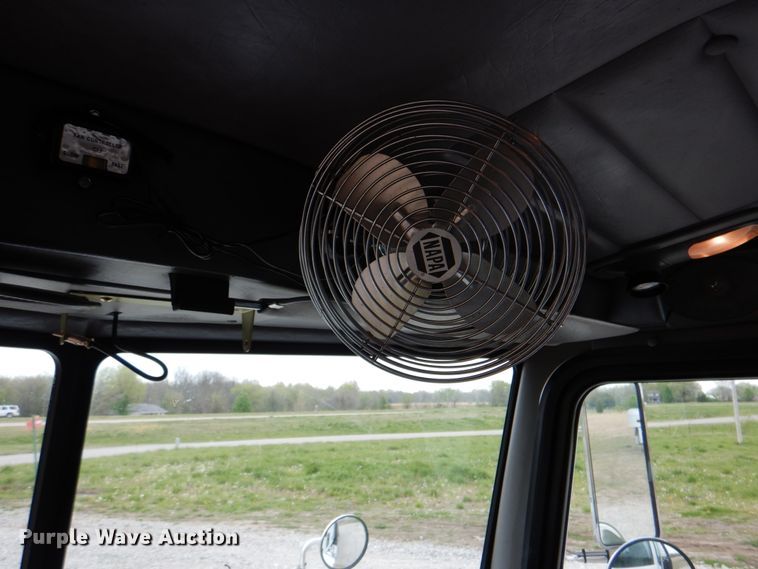 image for item HX9219 2010 Peterbilt 335  winch truck