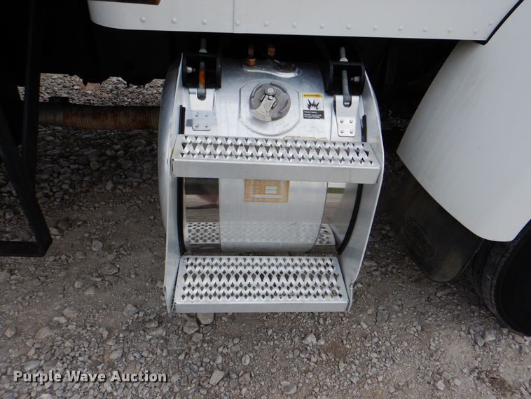 image for item HX9219 2010 Peterbilt 335  winch truck