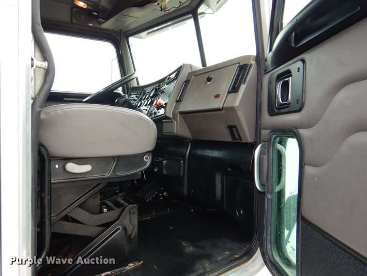 image for item HX9219 2010 Peterbilt 335  winch truck