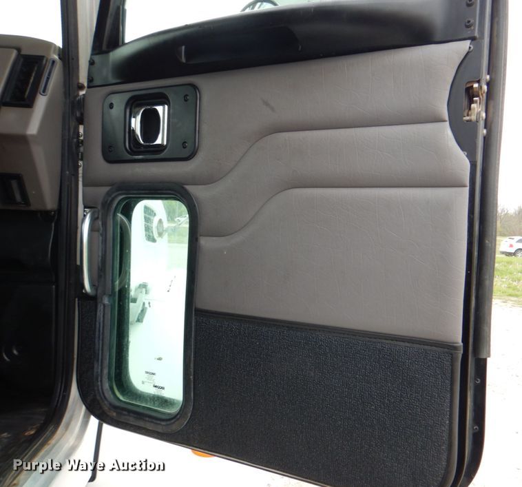 image for item HX9219 2010 Peterbilt 335  winch truck